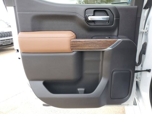 Used 2020 Chevrolet Silverado 1500 High Country w/ Technology Package image 13