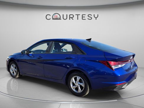Certified 2021 Hyundai Elantra SE FWD image 3