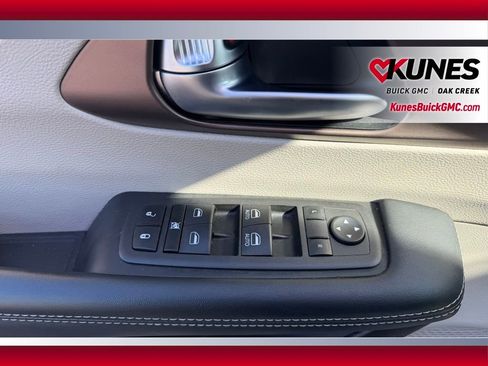 Used 2023 Chrysler Voyager LX FWD image 11