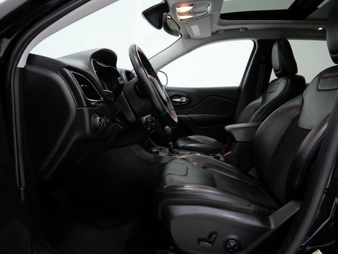 Used 2019 Jeep Cherokee Trailhawk w/ Comfort/Convenience Group image 13