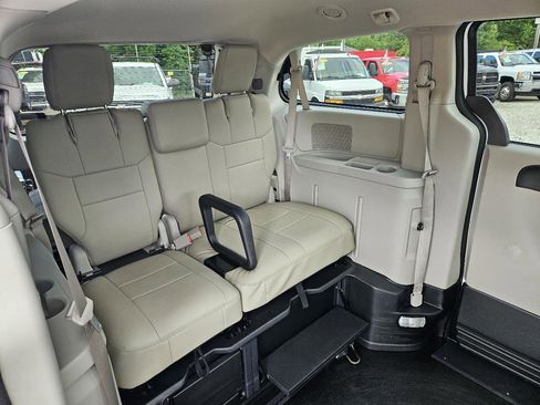 Used 2019 Dodge Grand Caravan SE w/ Power Convenience Group I FWD image 15