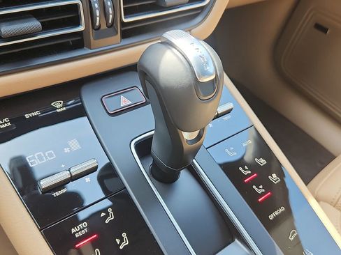 Certified 2025 Porsche Macan image 15