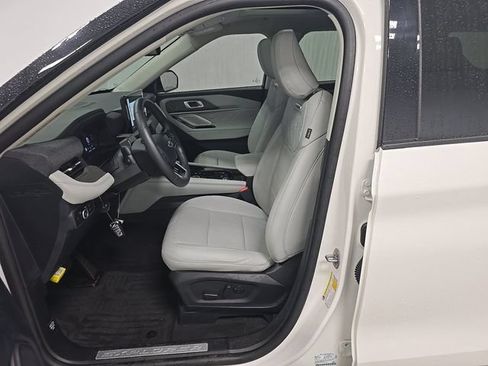 Used 2025 Ford Explorer Platinum w/ Ultimate Package AWD/4WD image 6