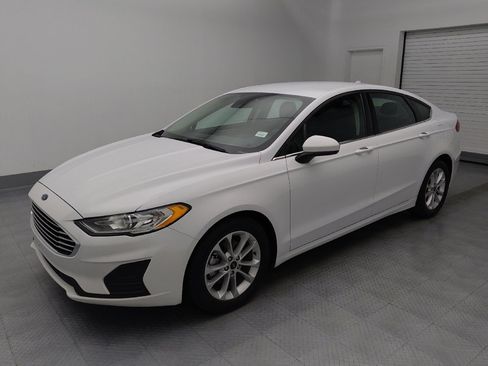 Used 2020 Ford Fusion SE FWD image 2