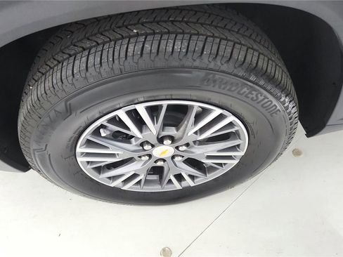 Used 2025 Chevrolet Traverse LT w/ Driver Confidence Package image 38