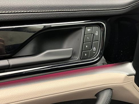 Used 2025 Porsche Panamera 4 image 21