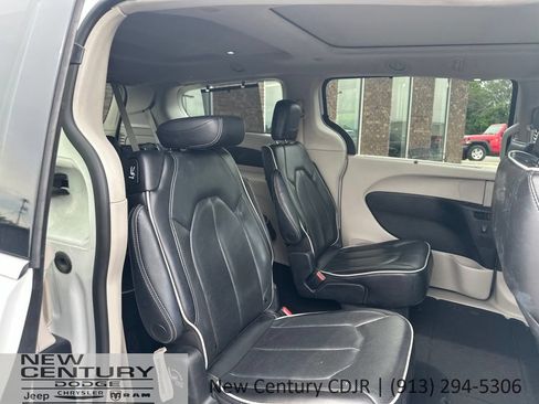 Used 2023 Chrysler Pacifica Limited FWD image 11
