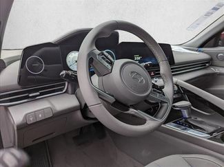 Used 2025 Hyundai Elantra SEL video 3