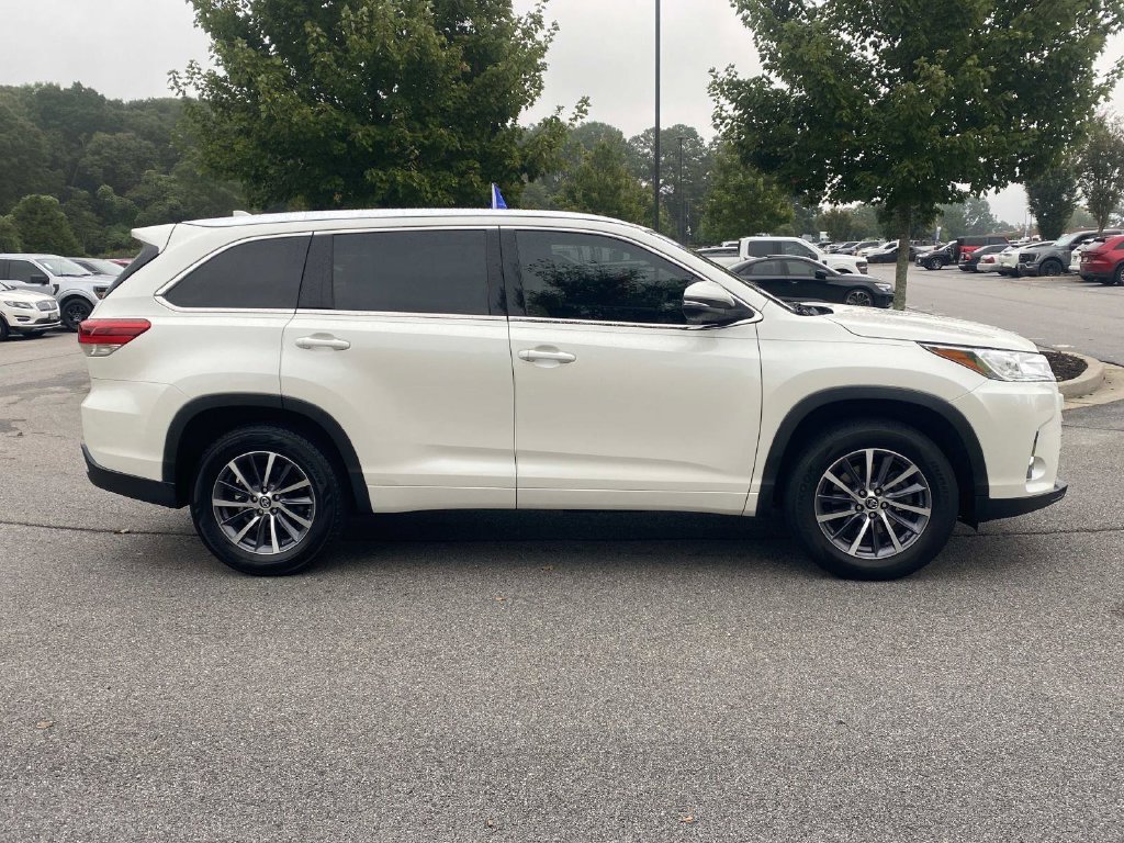 Used 2018 Toyota Highlander XLE FWD image 2