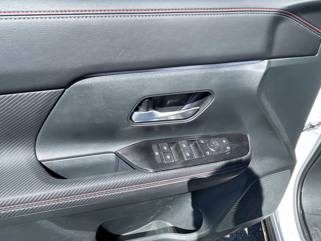 Certified 2025 Nissan Kicks SR AWD/4WD image 11