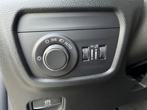 New 2025 Jeep Grand Cherokee L Altitude image 18