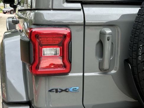 Used 2022 Jeep Wrangler Unlimited Sahara image 7