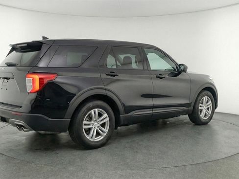 Used 2024 Ford Explorer XLT RWD image 9