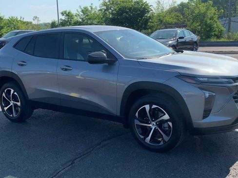 Certified 2025 Chevrolet Trax RS FWD image 2