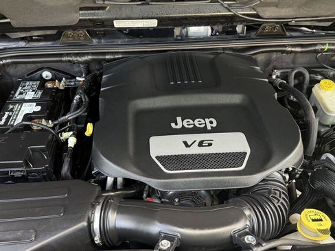 Used 2014 Jeep Wrangler Sahara w/ Connectivity Group AWD/4WD image 11
