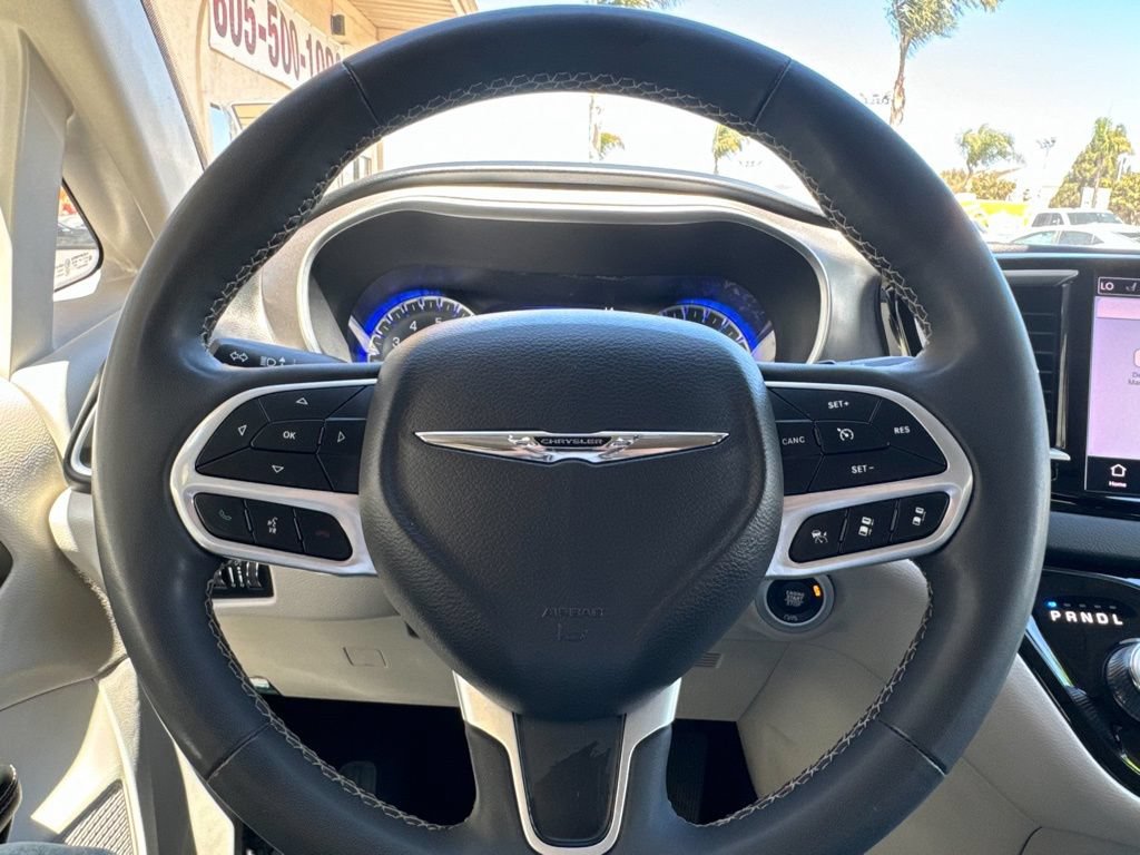 Used 2023 Chrysler Pacifica Touring-L FWD image 10