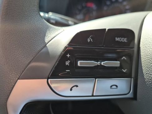 Used 2022 Hyundai Elantra SEL w/ Preferred Accessory Package FWD image 19