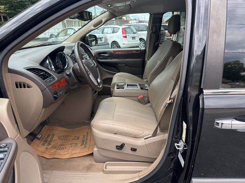Used 2015 Chrysler Town & Country Touring-L w/ Driver Convenience Group FWD image 17