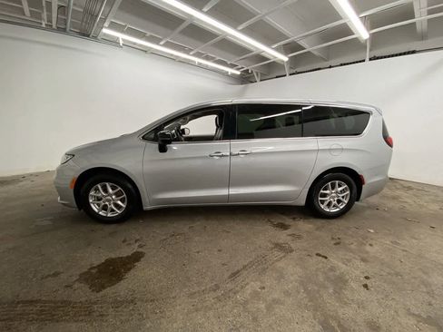 Used 2024 Chrysler Pacifica Touring-L image 3