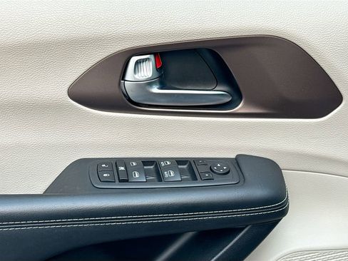 Used 2023 Chrysler Voyager LX image 21