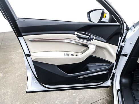 Used 2022 Audi e-tron Prestige image 22
