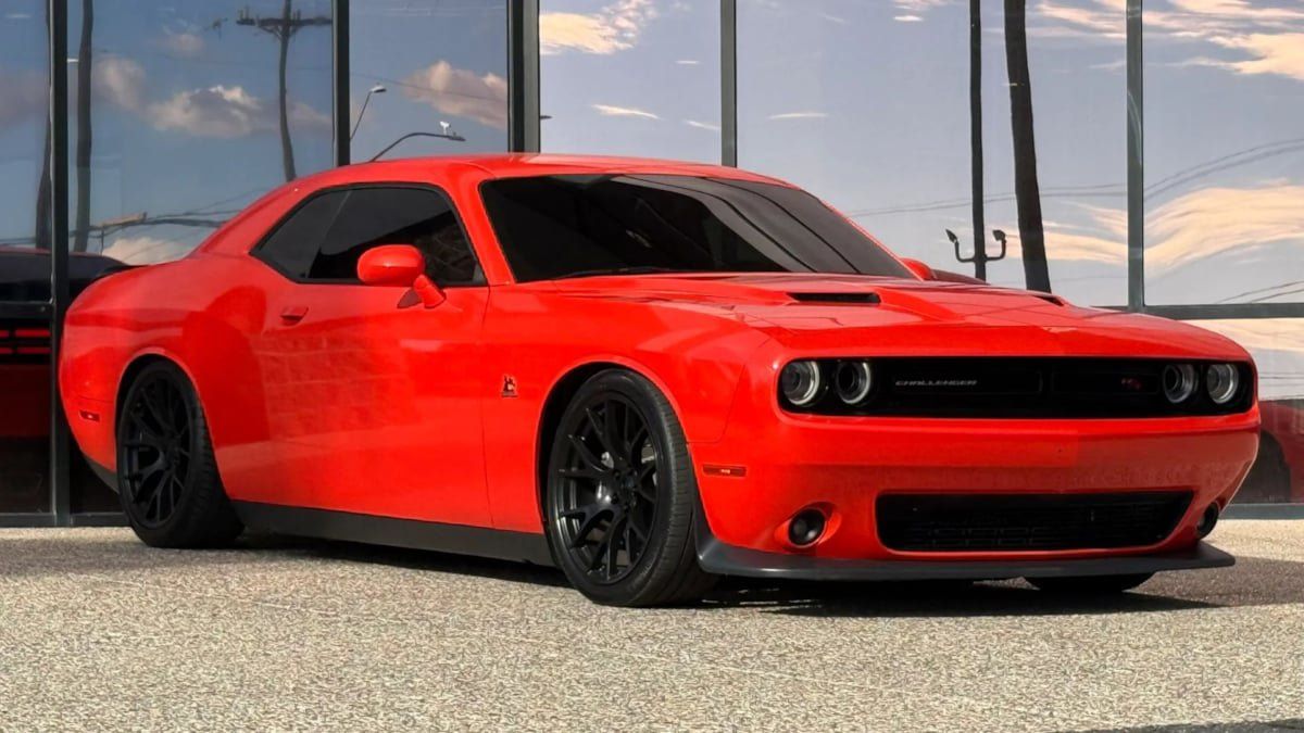 Used 2016 Dodge Challenger R/T Scat Pack w/ Leather Interior Group RWD image 17
