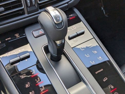 Certified 2025 Porsche Macan image 22