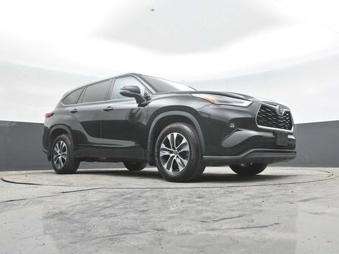 Used 2021 Toyota Highlander XLE AWD/4WD image 47