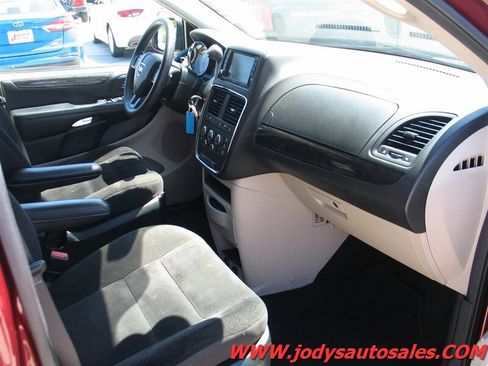 Used 2018 Dodge Grand Caravan SE w/ UConnect Hands-Free Group FWD image 18