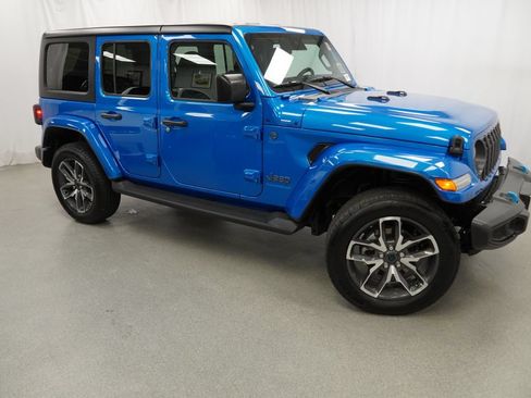 Used 2024 Jeep Wrangler Unlimited w/ Convenience Group AWD/4WD image 10