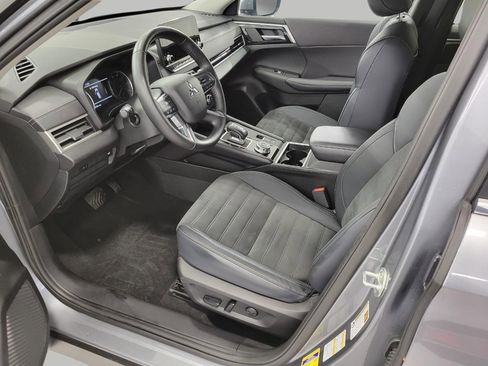 Used 2024 Mitsubishi Outlander AWD image 9
