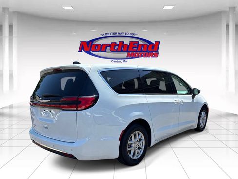 Used 2023 Chrysler Pacifica Touring-L FWD image 7