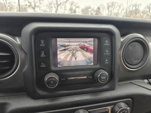 Used 2021 Jeep Gladiator Sport image 15