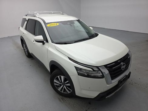 Used 2024 Nissan Pathfinder SL AWD/4WD image 2