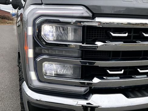 Used 2024 Ford F250 Lariat w/ Tremor Off-Road Package image 31