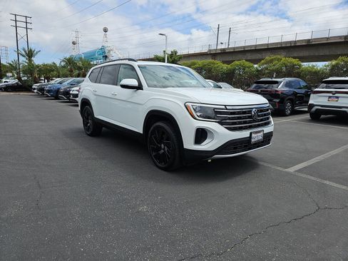 Used 2024 Volkswagen Atlas SE w/ Panoramic Sunroof Package FWD image 3