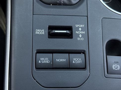 Used 2024 Toyota Highlander LE AWD/4WD image 19