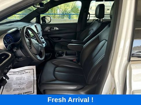 Used 2025 Chrysler Pacifica Select FWD image 2