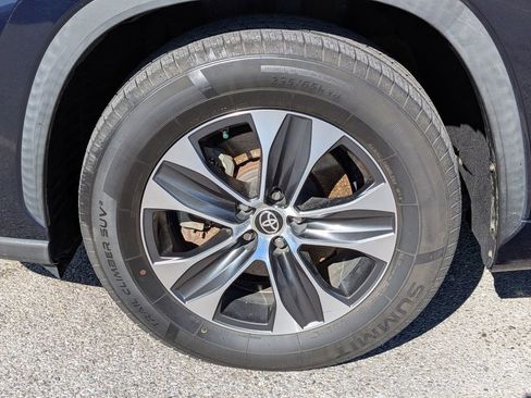 Used 2020 Toyota Highlander XLE image 11