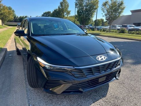 Used 2025 Hyundai Elantra Limited FWD image 3