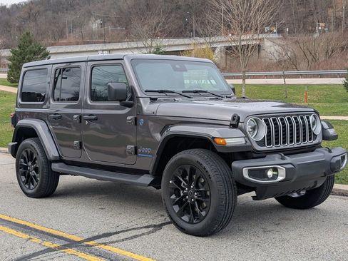 Used 2025 Jeep Wrangler Unlimited Sahara image 2