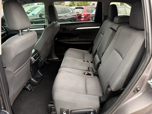 Used 2019 Toyota Highlander LE AWD/4WD image 15