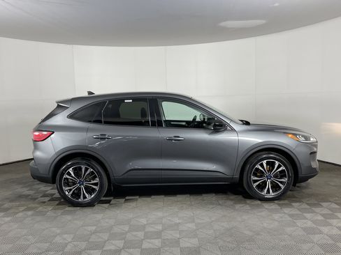 Used 2022 Ford Escape SE w/ SE Sport Appearance Package image 5
