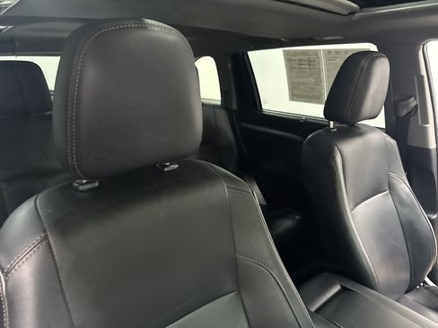 Used 2019 Toyota Highlander XLE AWD/4WD image 41