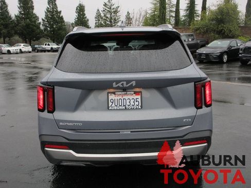 Used 2025 Kia Sorento S w/ Panoramic Sunroof Package image 6