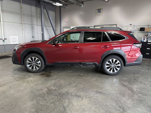 Used 2025 Subaru Outback Limited w/ Tech Package 3 AWD/4WD image 4