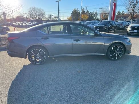 New 2025 Nissan Altima 2.5 SR image 4