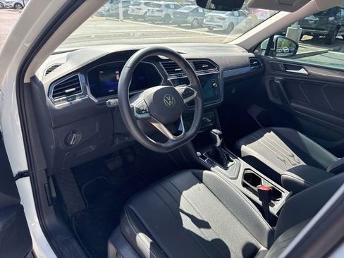 Used 2023 Volkswagen Tiguan SE w/ Panoramic Sunroof Package FWD image 5