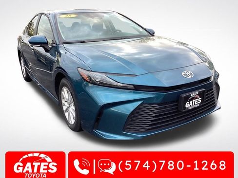 Used 2025 Toyota Camry SE FWD image 1
