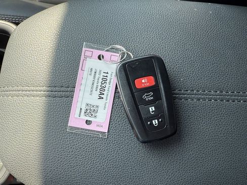 Used 2022 Toyota RAV4 XLE Premium image 33